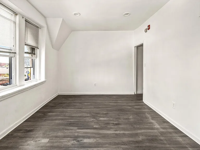 5-4230 Chestnut St #5 — Photo 1
