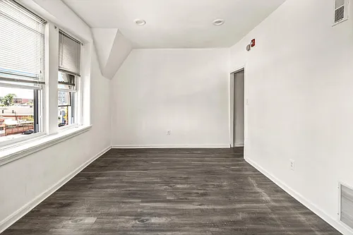 5-4230 Chestnut St #5 Photo 1