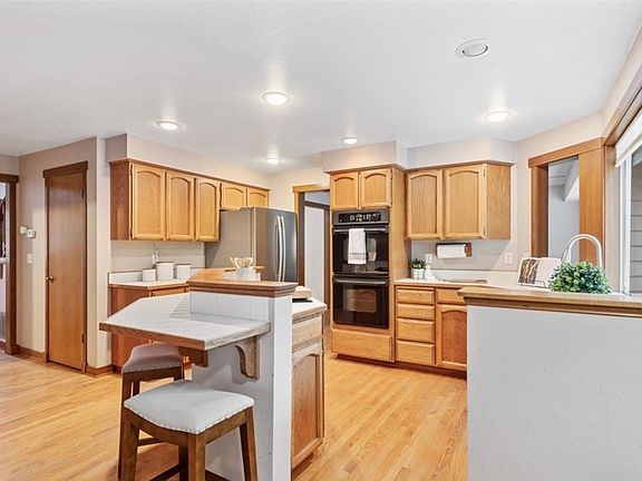 3rd image of 3011 218th Ave SE