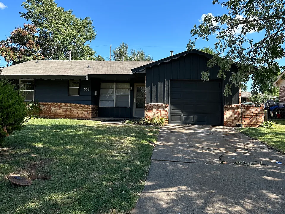 808 Hedge Dr