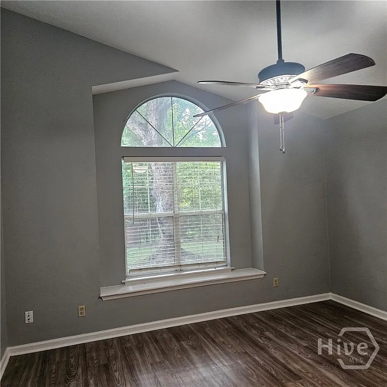 3 bed, 2.0 bath, 1387 sqft, $2,200 — Photo 2