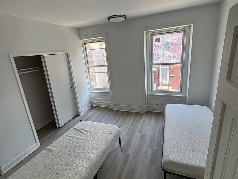 2412 Clifford St — Photo 6