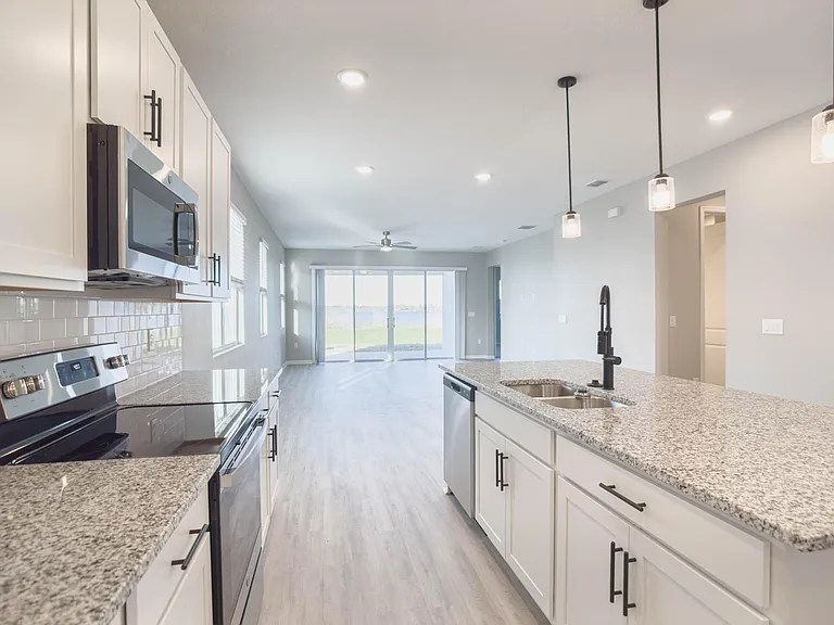 992 Griffon Ave — Photo 8