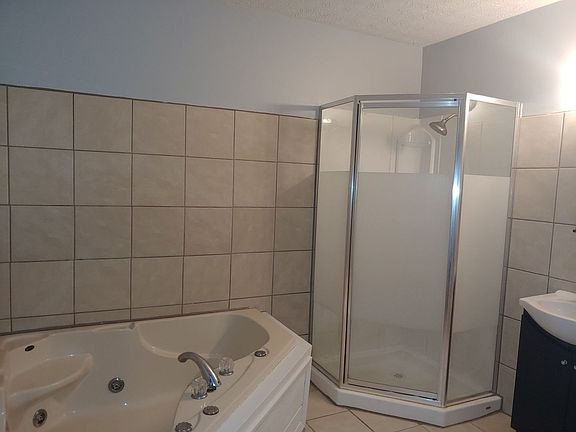 4th image of 6635 Oakview Dr N