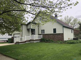 425 S Walnut St, Freeman, SD 57029