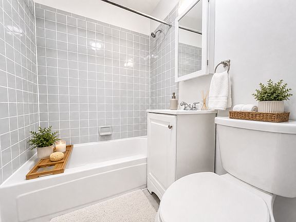 5th image of 1685 Lexington Ave APT 1