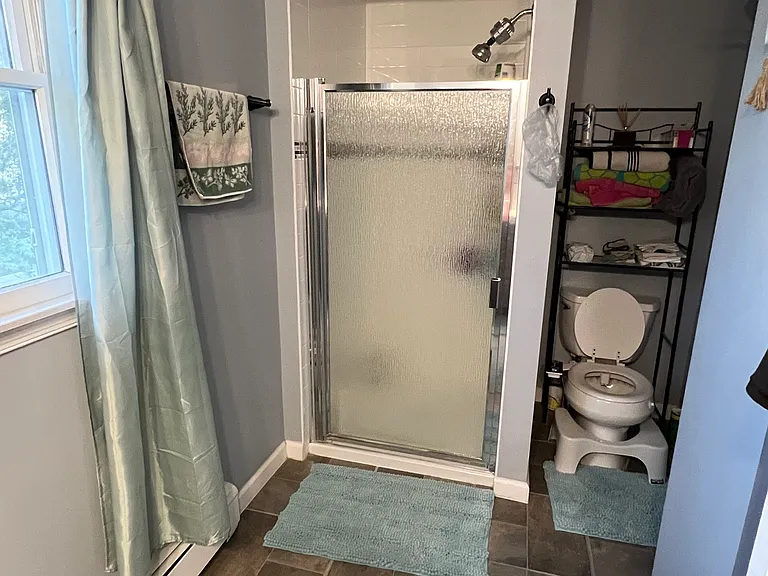 Master Bathroom (2nd floor)