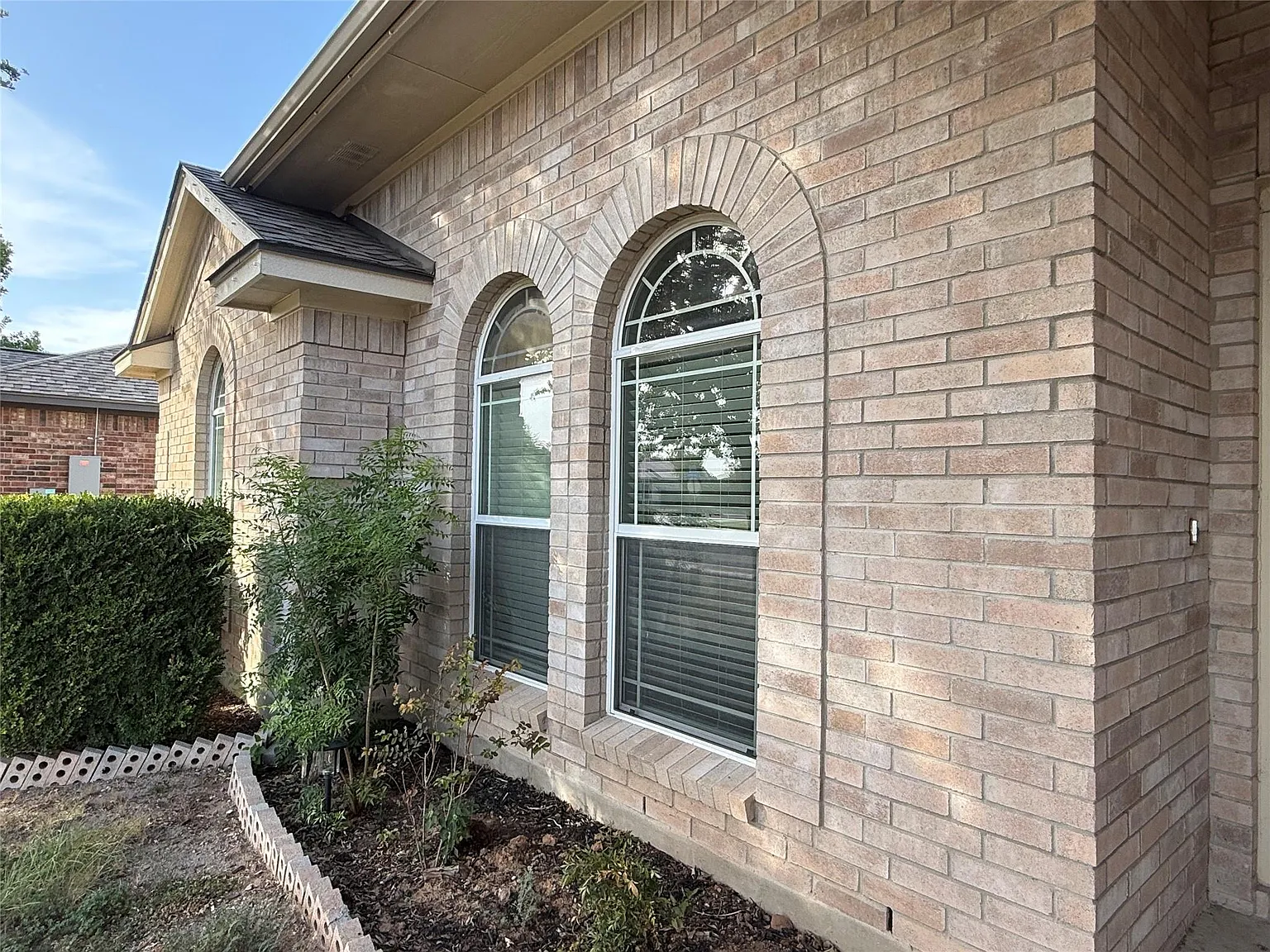 3 bed, 2.0 bath, 1963 sqft, $2,095 — Photo 3