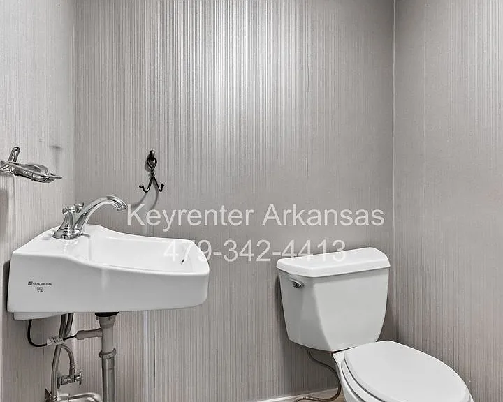 255 W Lawson St — Photo 15