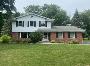 W236S5513 Maple Hill Dr, Waukesha, WI 53189
