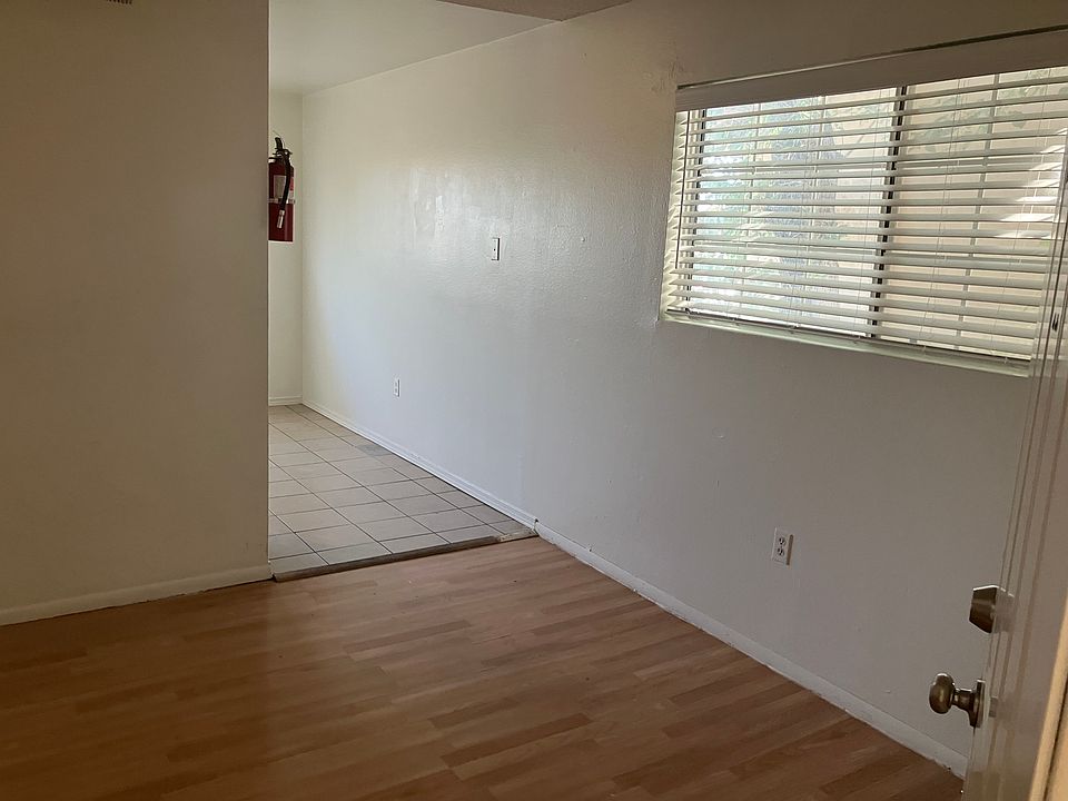 Frontroom into kitchen