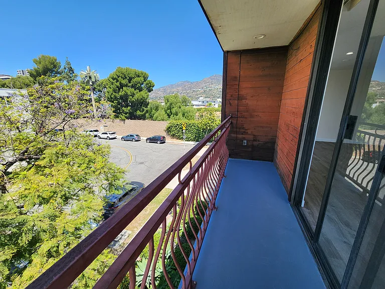 626 N Isabel St #301 — Photo 12