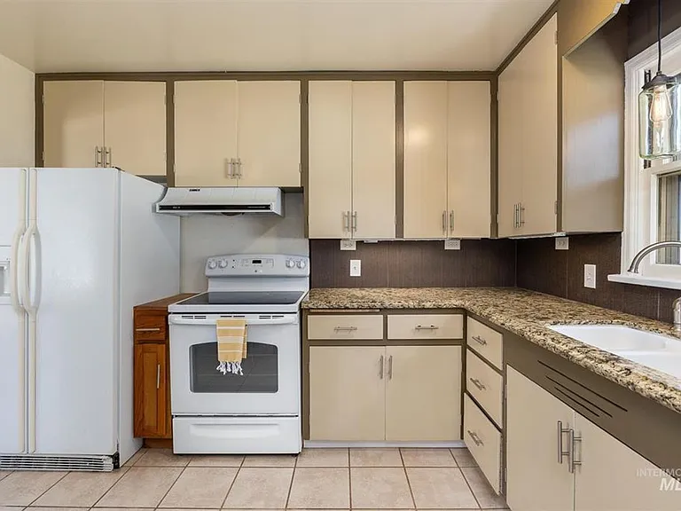 2228 W Frederic St — Photo 3