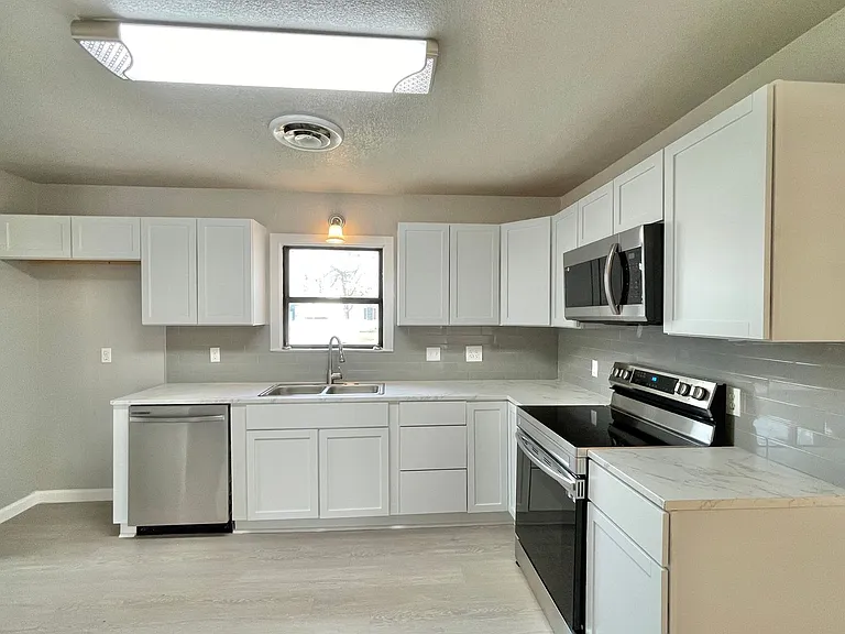 302 Washington St — Photo 18
