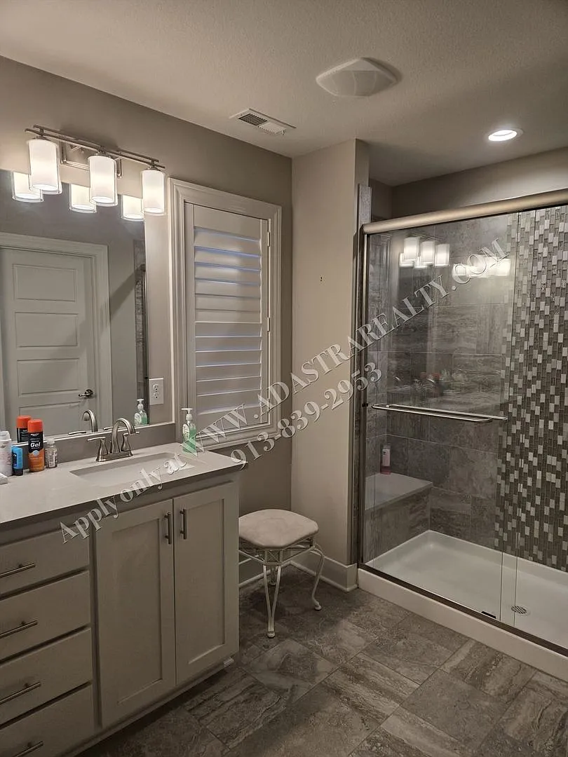 Beautiful Like New Townhome in De Soto-Coming SOON!! — Photo 4