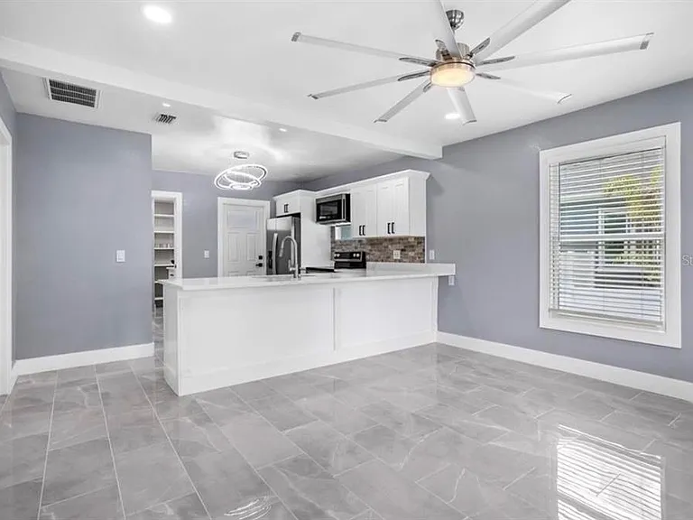 8907 N Blvd — Photo 3