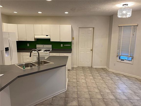 3rd image of 42 Windsong Ct
