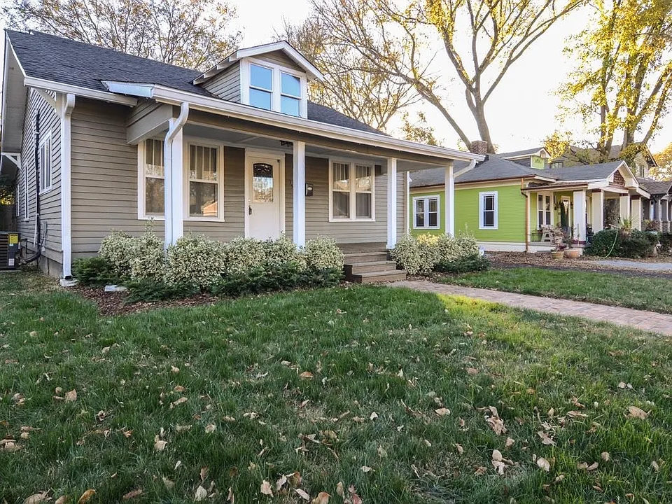 1542 Douglas Ave