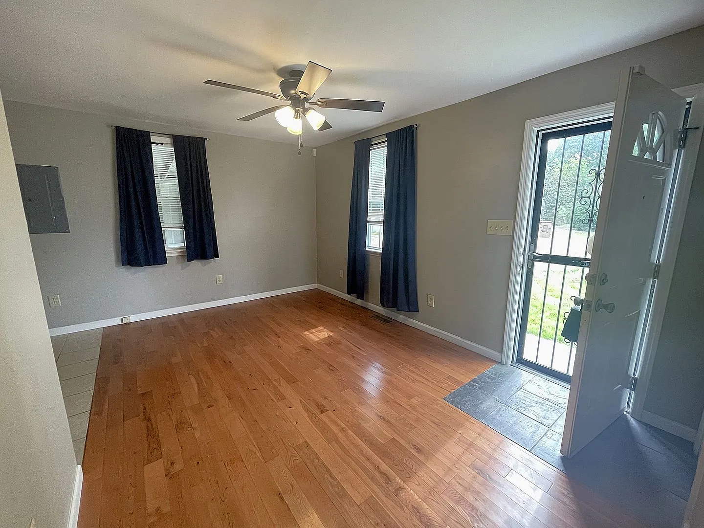 Great 2 Bed 1 Bath Home in West Nashville! — Photo 2