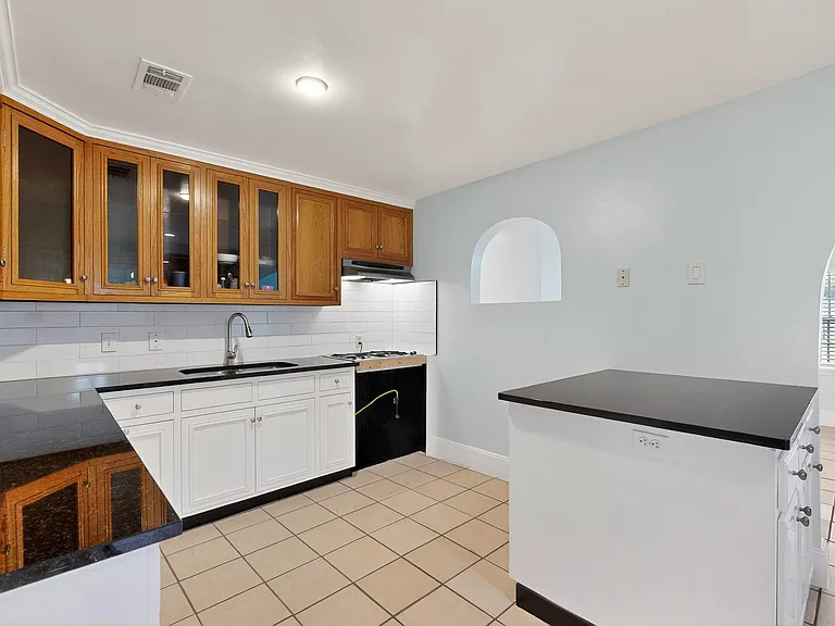 409 Dewitt St — Photo 5