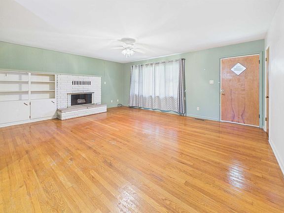 4th image of 115 Bedell St