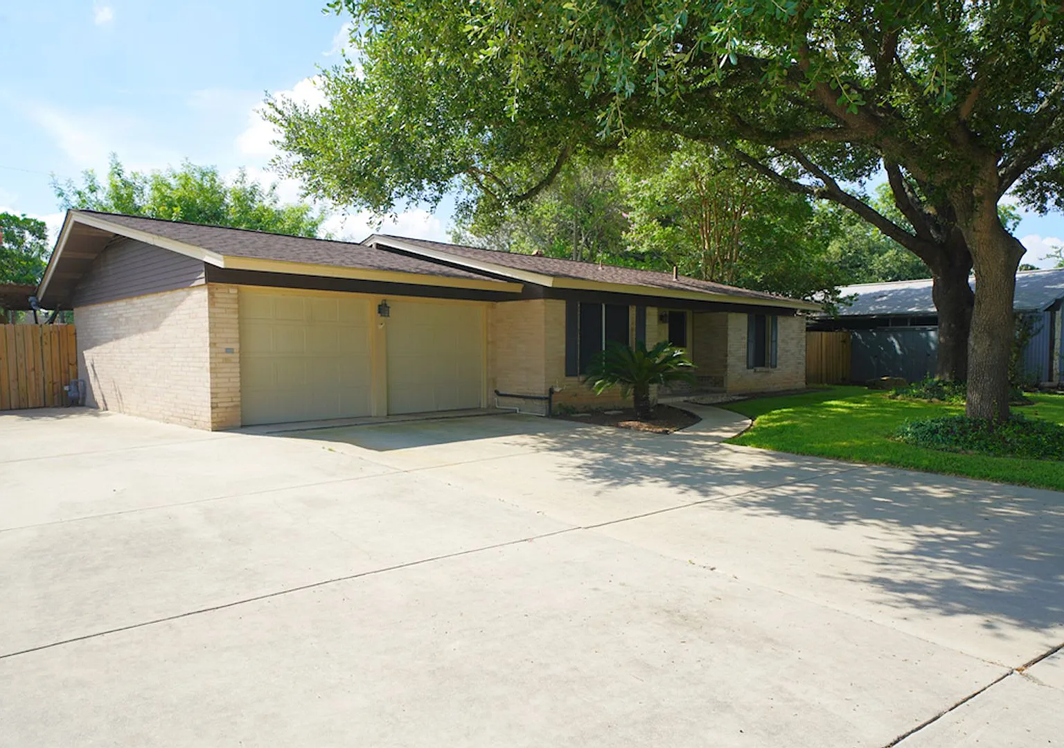 Updated Northeast Park Home Near Loop 410 - Realtor Commission: $500 — Photo 3