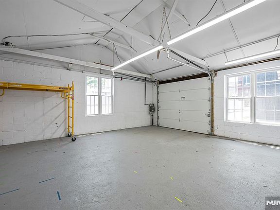 5th image of 172 W Madison Ave
