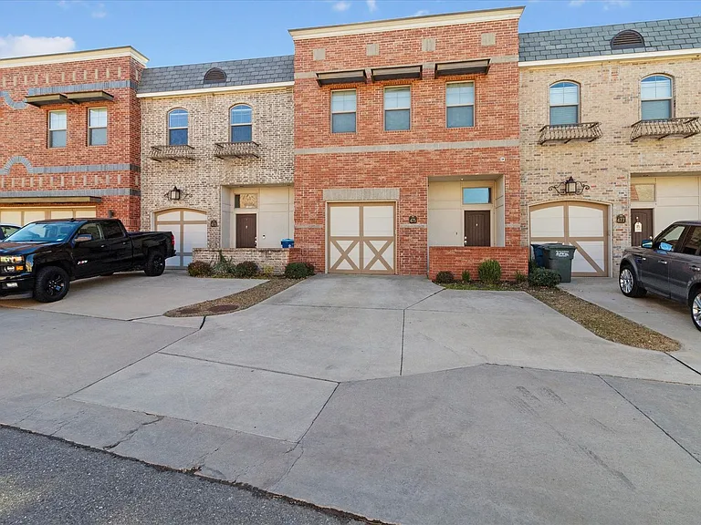 475 S Fretz Ave — Photo 1