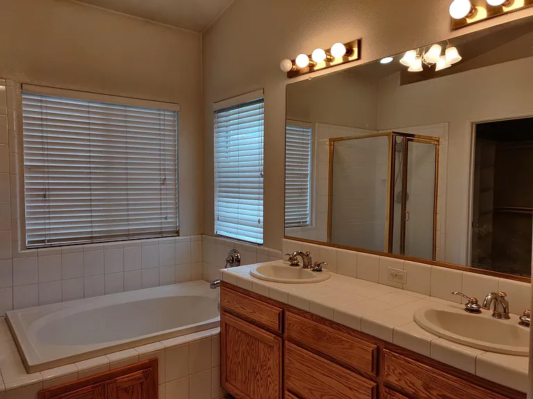 1826 N Holly Ave — Photo 15