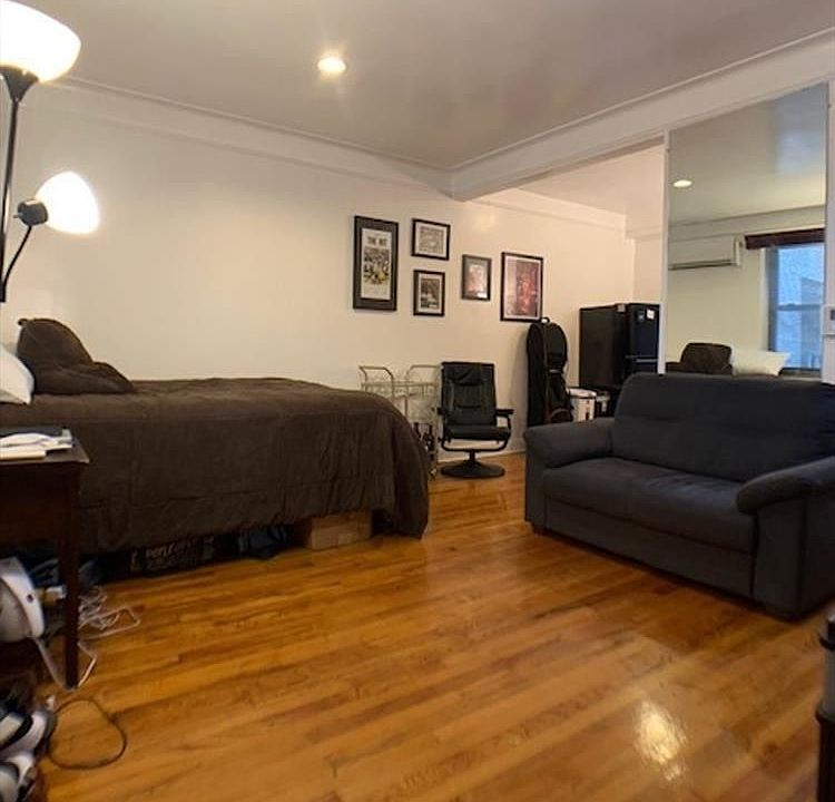 2nd image of 210 W 17th St #R1