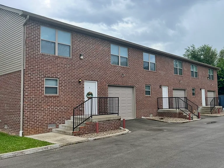 Faith Court Townhomes — Photo 3