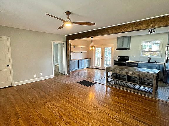 3rd image of 712 Woodvale Ave