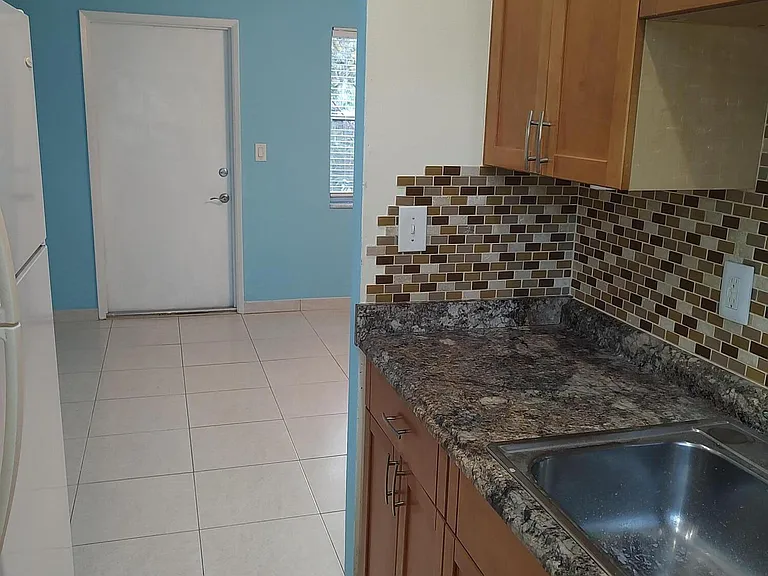 3240 NE 16th St #7 — Photo 8
