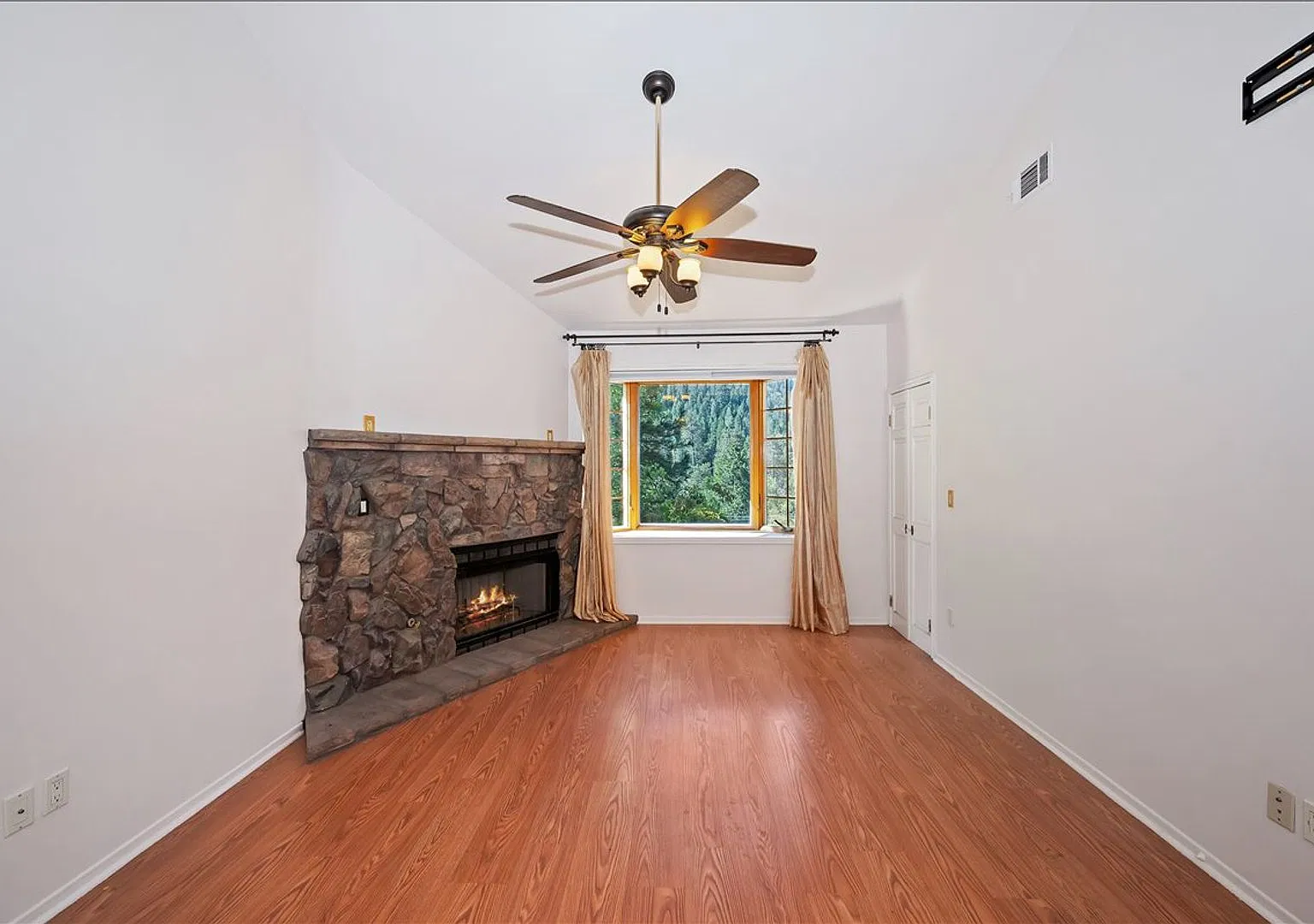 495 Zuger Ct — Photo 3