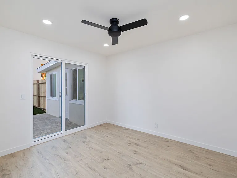 4626 Derrick Dr — Photo 2