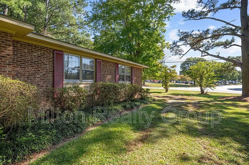 16 Parkwood Cir #B