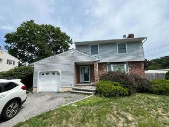 17 Harwood Pl, Melville, NY 11747
