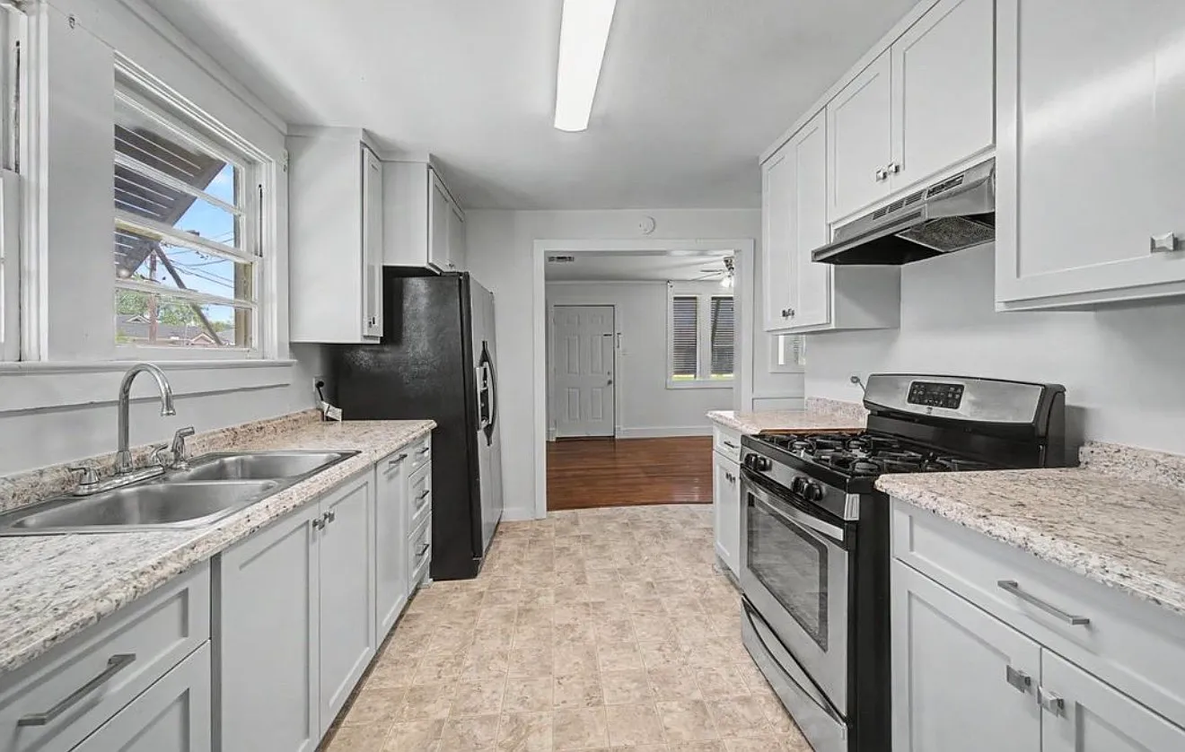 3 bed, 1010 sqft, $1,500 — Photo 3
