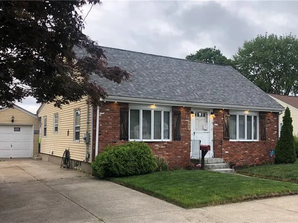 367 Woodhaven Rd, Pawtucket, RI 02861