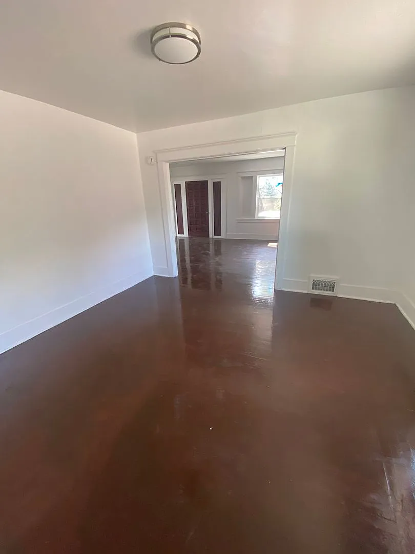 5 Bedroom 1.5 Bath House — Photo 4