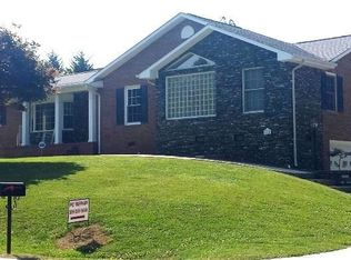 194 W Greenhill Rd, Mount Airy, NC 27030