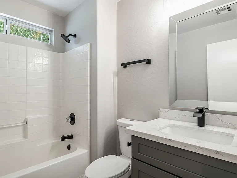 2883 E Oakland Ct — Photo 22