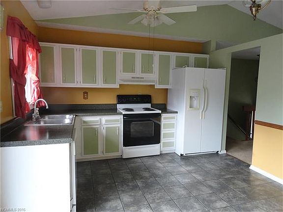 3rd image of 21 Apple Blossom Ln