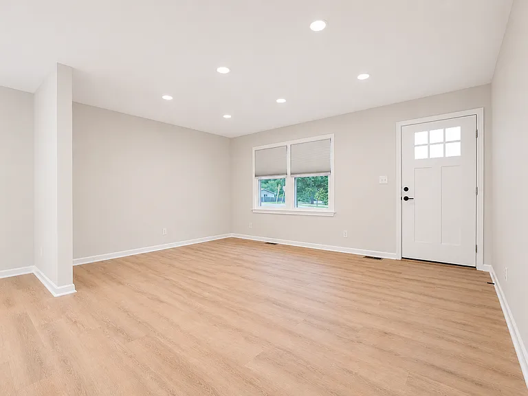 2117 Sierra Dr — Photo 2