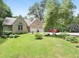 906 Lakewood Hills Rd, Saint Paul, MN 55123