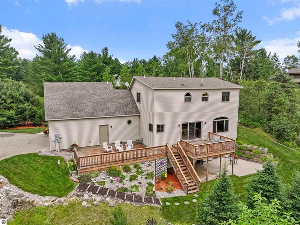 627 White Pine Dr, Cadillac, MI 49601