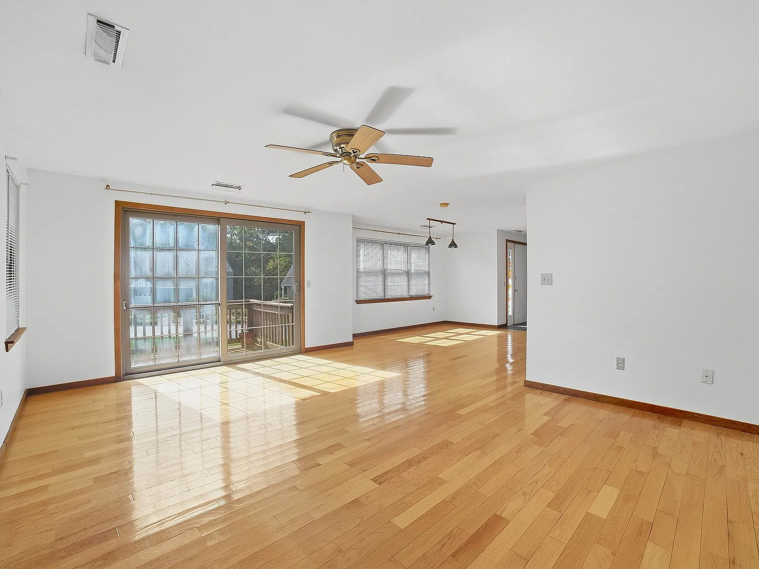 2 bed, 1350 sqft, $2,400 — Photo 4