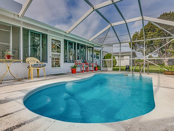 3rd image of 2539 Riviera Dr