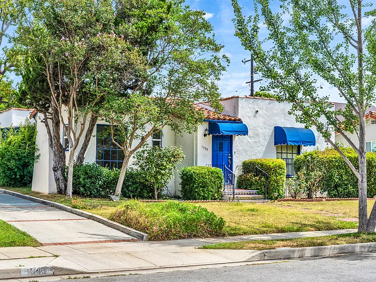 1039 W Roses Rd — Photo 1