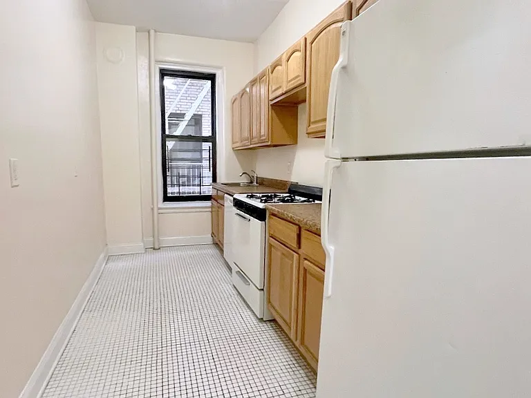 35 Central Park N #4D — Photo 4